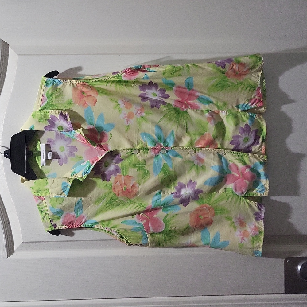 dressbarn sleeveless top in size large